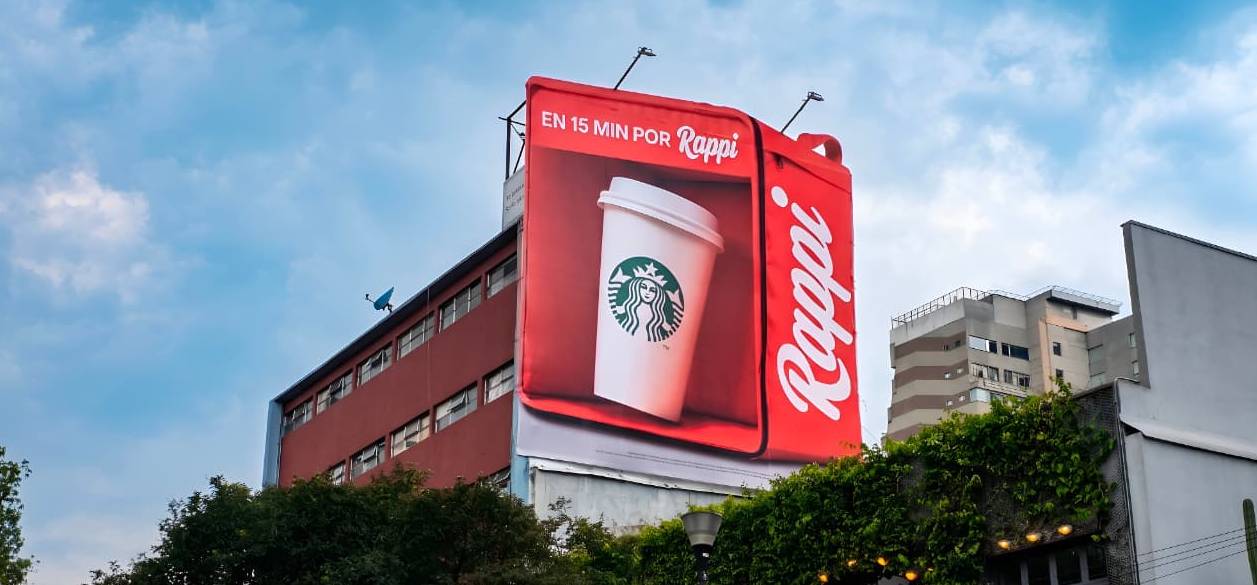 La mochila de Rappi protagoniza una campaña de publicidad exterior de Super en México
