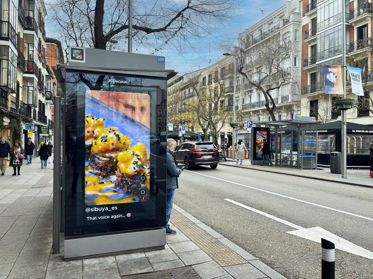 Fotografías de mobiliario urbano, carteles y pantallas digitales que muestran la nueva identidad corporativa.